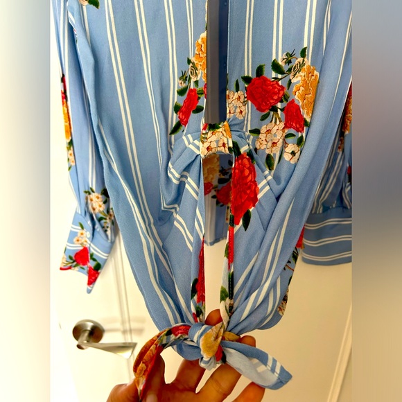 Beautiful floral blouse - Picture 3 of 3